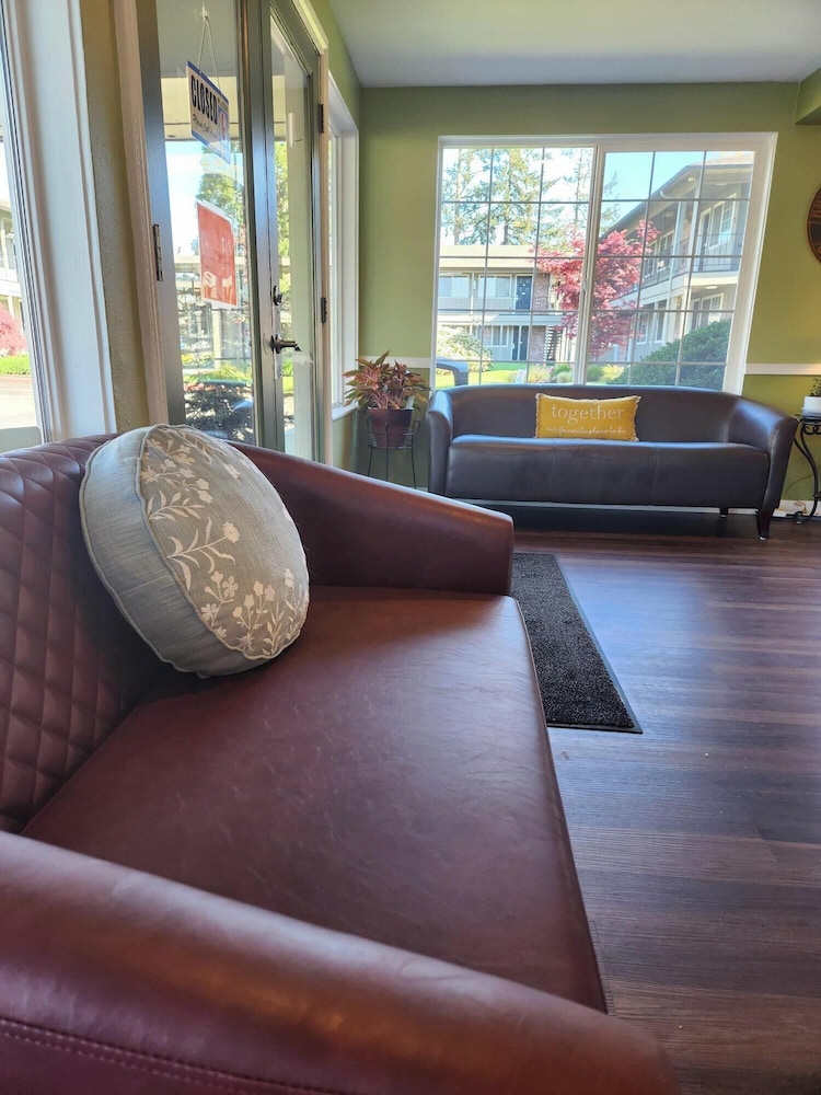 Village Inn Springfield - photo 8