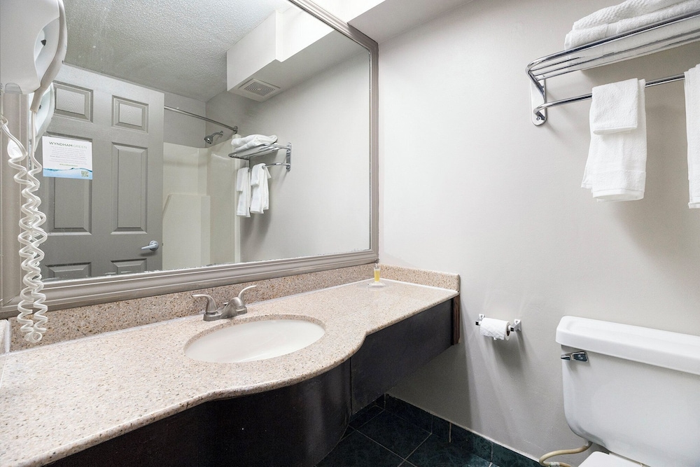 Days Inn & Suites by Wyndham Muskegon - photo 28