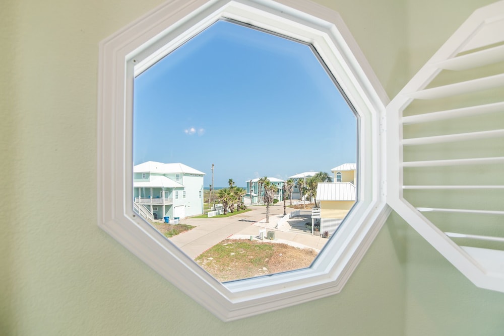 Turquoise Treasure Boardwalk to the Beach Beach Gear Credit I — 4-Star Luxury Hotel in Port Aransas, United States