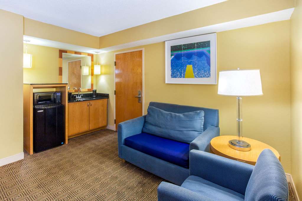 La Quinta Inn & Suites by Wyndham Sarasota Downtown - photo 28