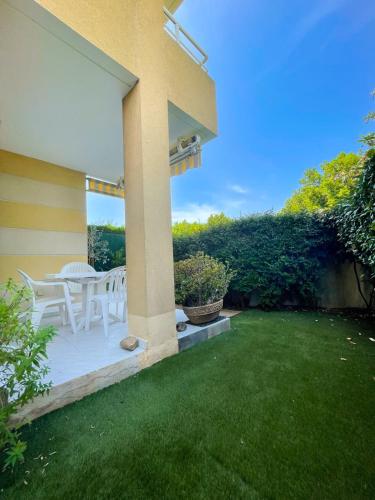 Superb Apartment With Garden Near The Sea — 4-Star Luxury Hotel in Frejus, France