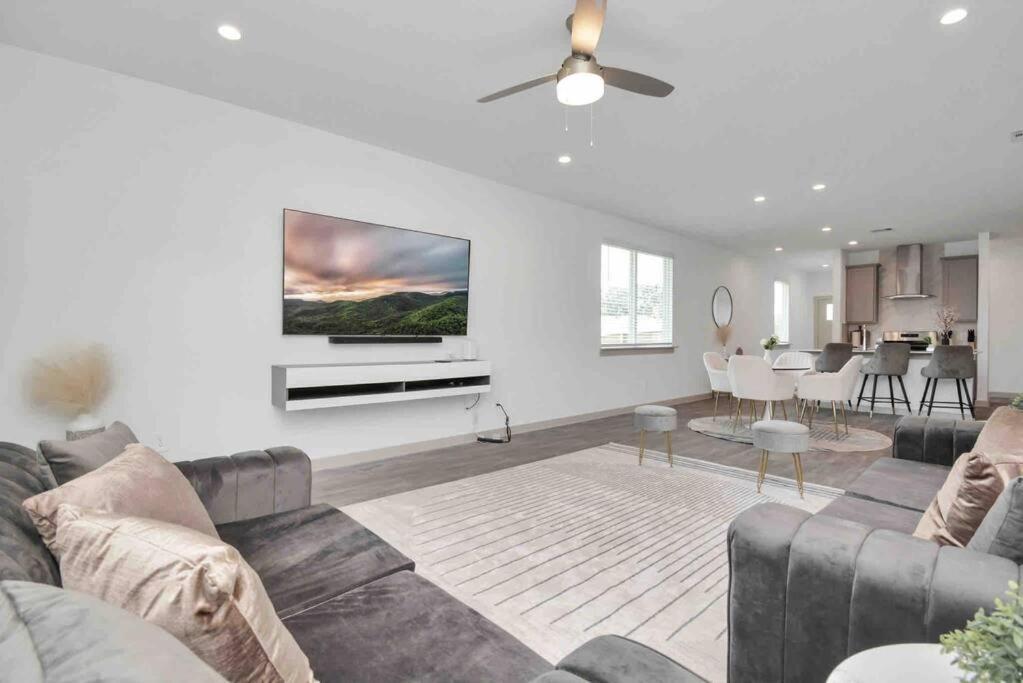 4Bedroom Escape Near Med Center With Backyard — 4-Star Luxury Hotel in Houston, United States