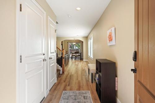 Ellie 30 Days minimum in Bend, United States