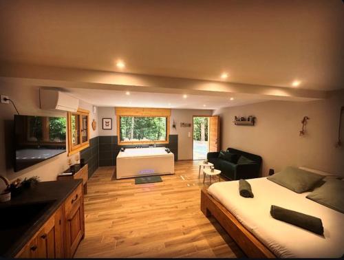 Jacuzzi En Foret - carbon neutral hotel in Unknown City