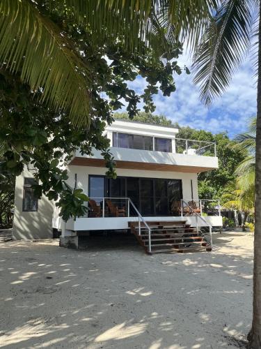 Mayatai Beach Villa Elegant 2 Bedroom Beachfront with Stunning Ocean Views — 4-Star Luxury Hotel in Placencia, Belize