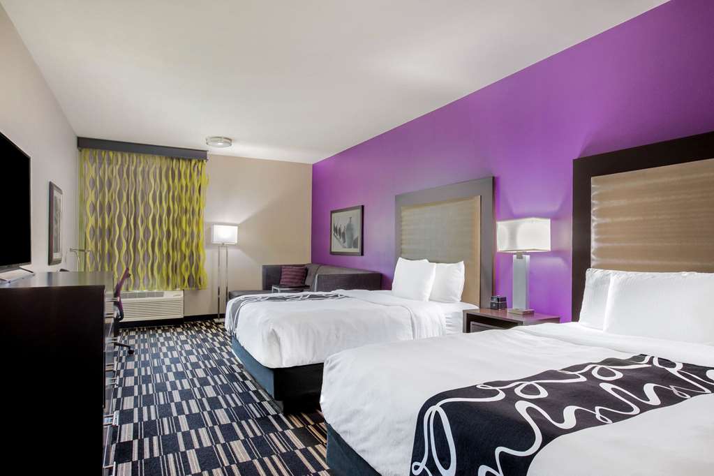 La Quinta Inn & Suites by Wyndham McAllen Convention Center - photo 25