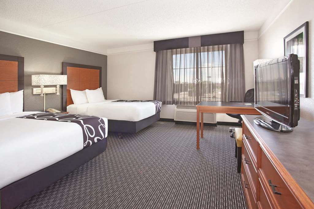 La Quinta Inn & Suites by Wyndham Pueblo - photo 19