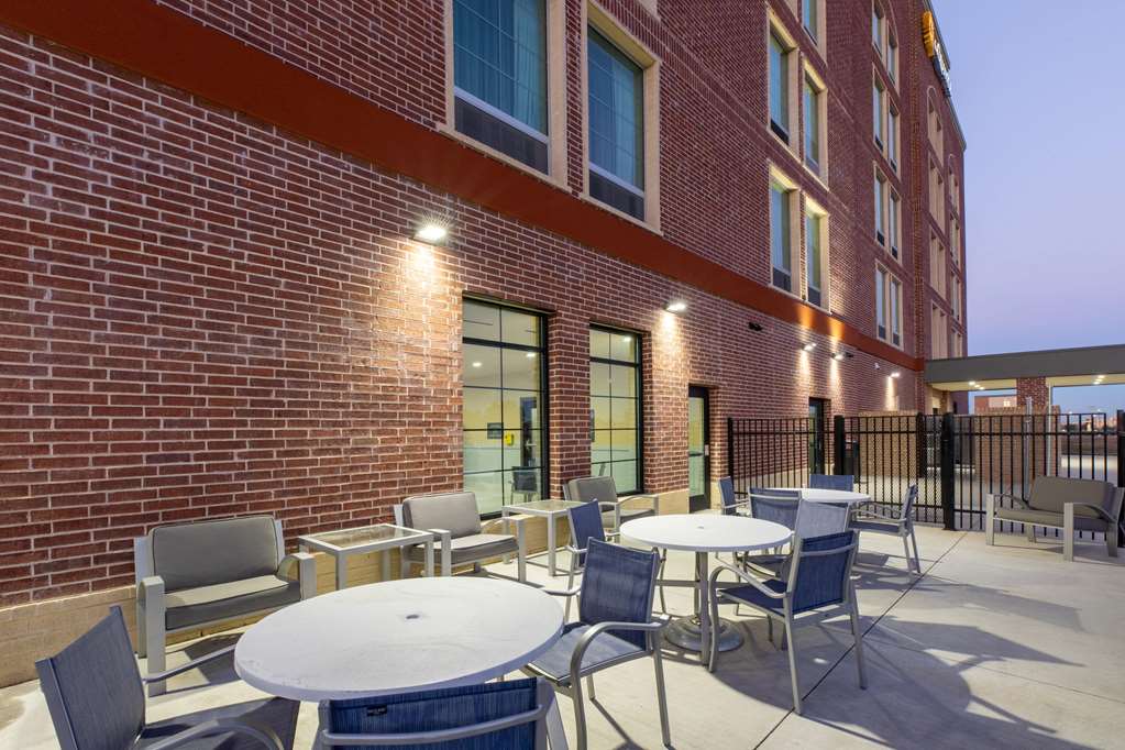 La Quinta Inn & Suites by Wyndham Dallas Frisco Stadium - photo 9