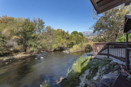 Sequoia Riverfront House with Private Beach — 4-Star Luxury Hotel in Three Rivers, United States