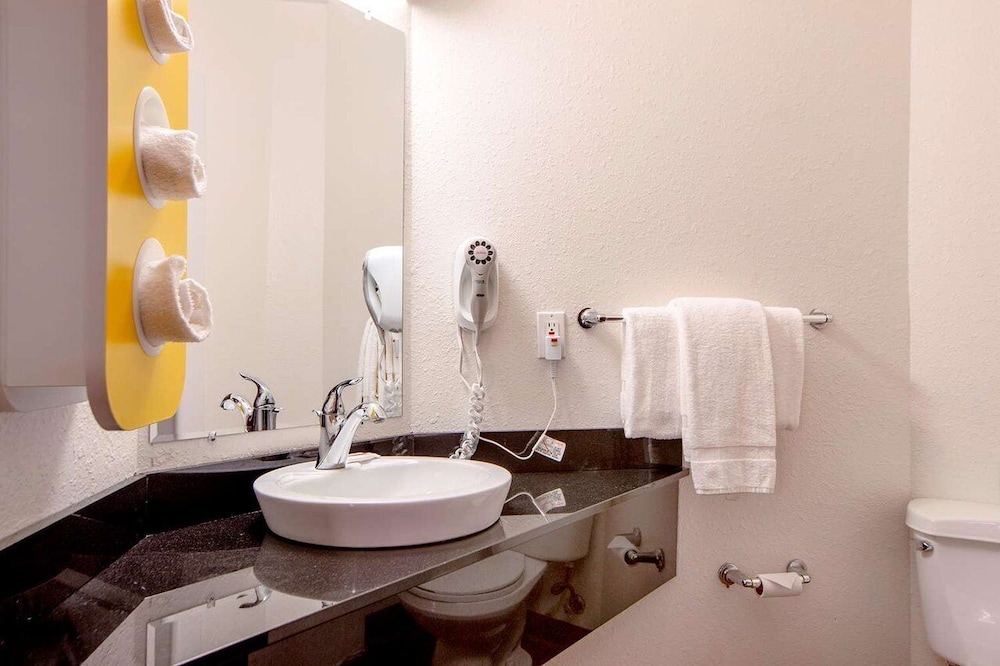 Seasons Inn Traverse City - photo 11