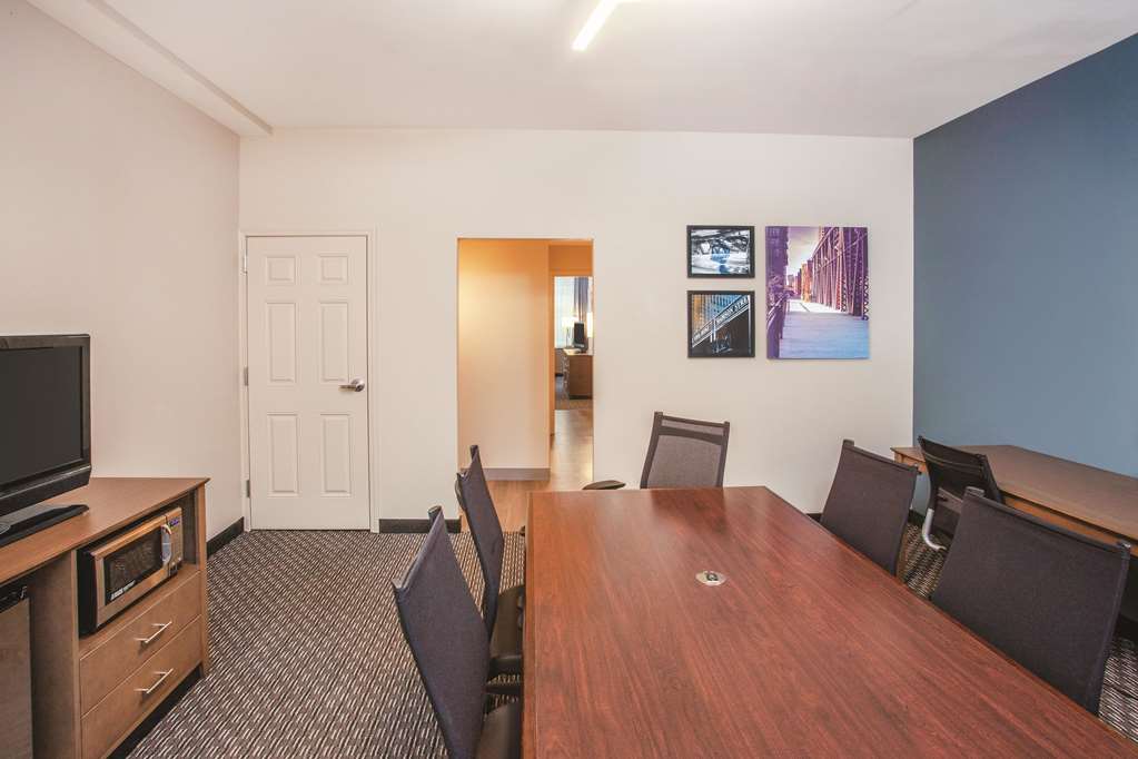 La Quinta Inn & Suites by Wyndham Chicago Downtown - photo 63