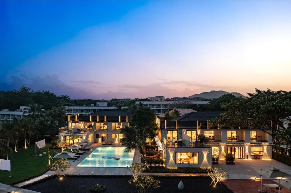 Sanya Tufu Bay Scenic Yihai Hotel — 4-Star Luxury Hotel in Sanya, People's Republic of China