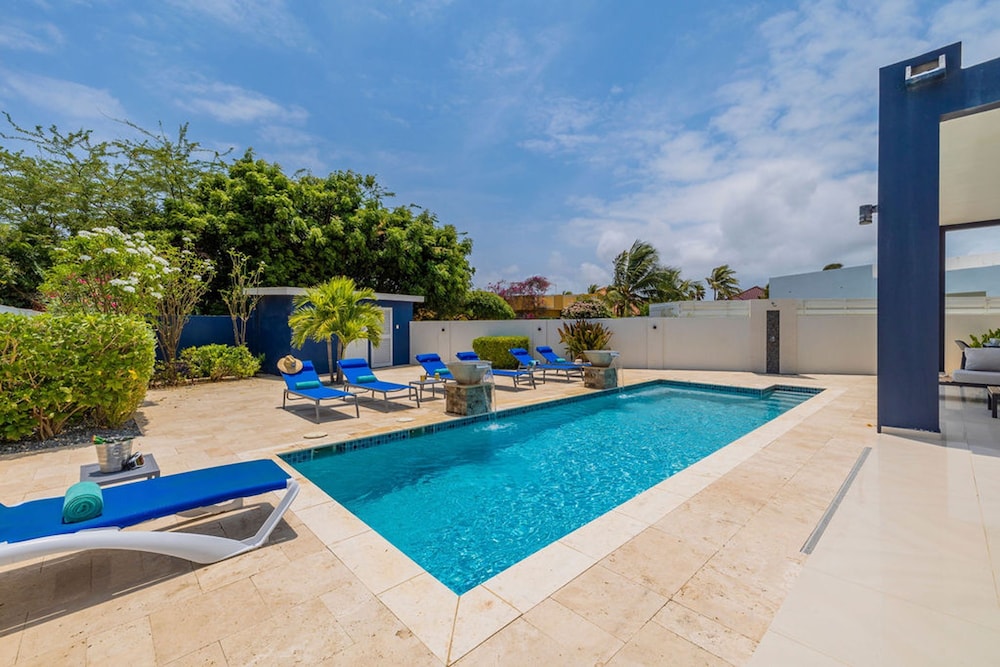 Modern Spacious 4br3ba w Pool Close to Beach in Noord, Aruba