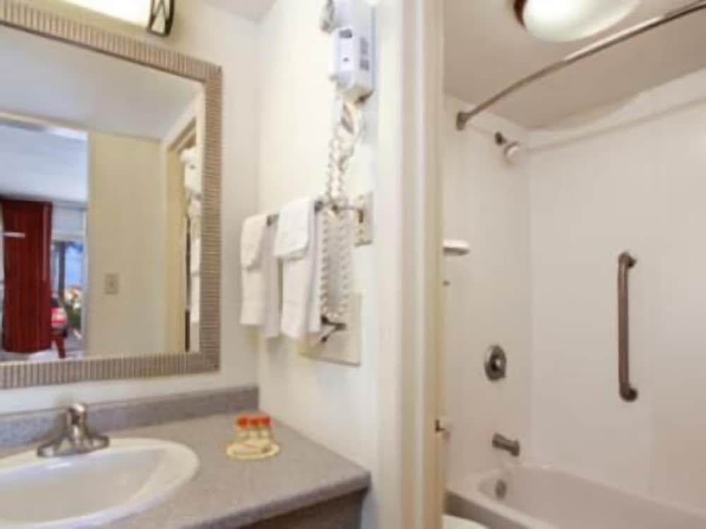 Travelodge Fredericksburg South - photo 12