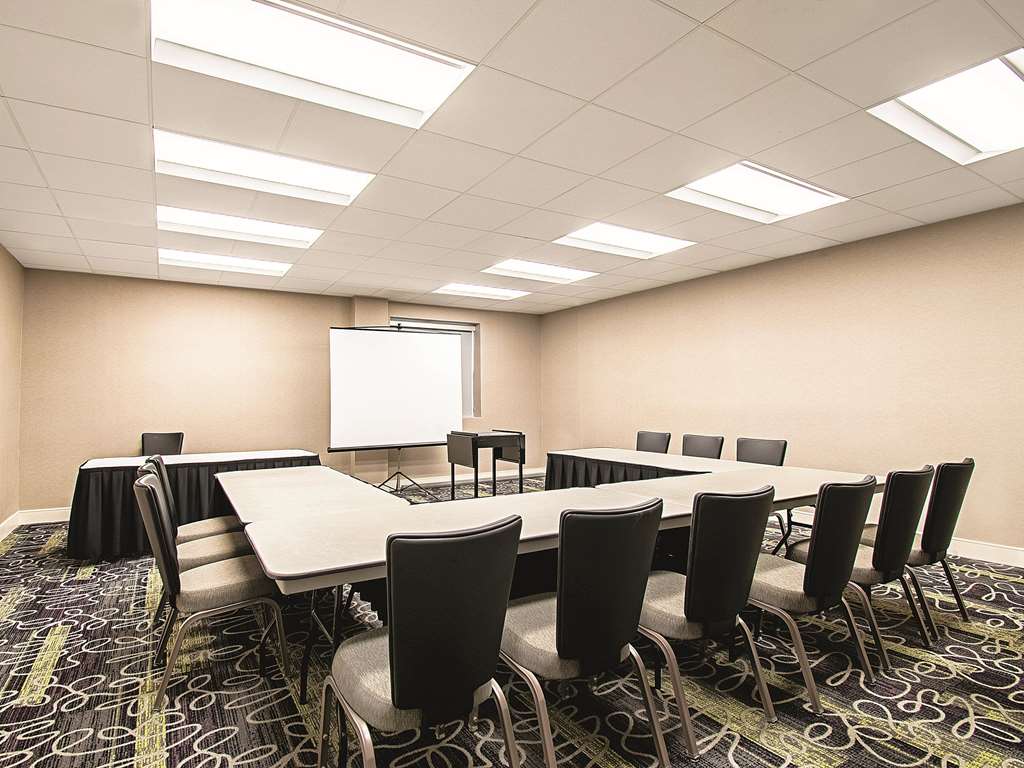 La Quinta Inn & Suites by Wyndham Cincinnati Sharonville - photo 42