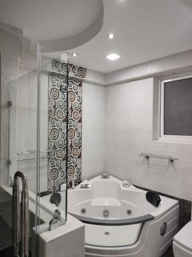 Lovely spacious 1 bedroom with pool view