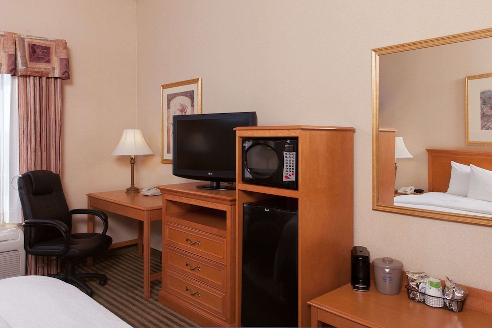 Hampton Inn & Suites Addison - photo 9