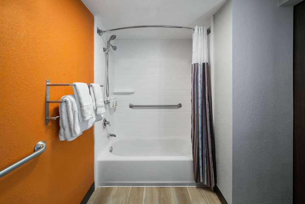 La Quinta Inn & Suites by Wyndham Greensboro NC - photo 20