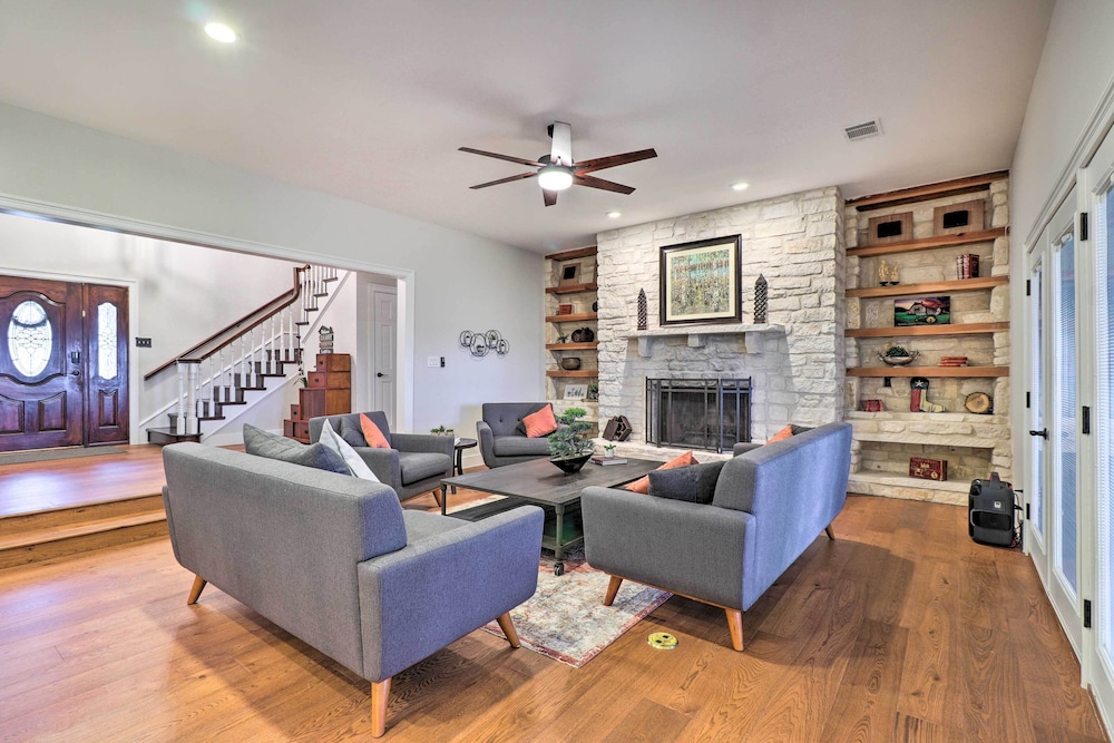 Modern Lakehouse with Stunning Views and Hot Tub — hotel in Granger
