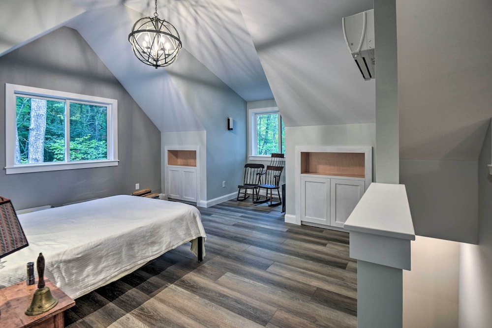 Modern Francestown Retreat on Scobie Pond — hotel in Francestown
