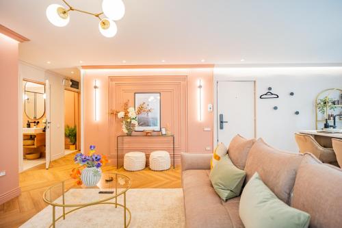 Victoriei Emerald & Pink Gems Designer Apartments — 4-Star Luxury Hotel in Bucharest, Romania