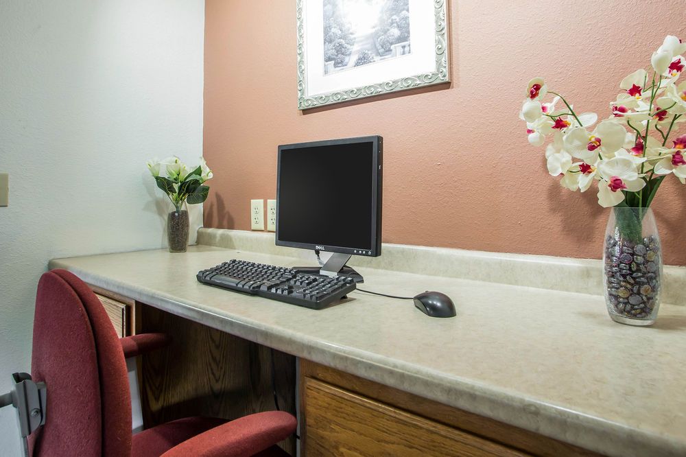Econo Lodge Inn and Suites Dubuque - photo 2