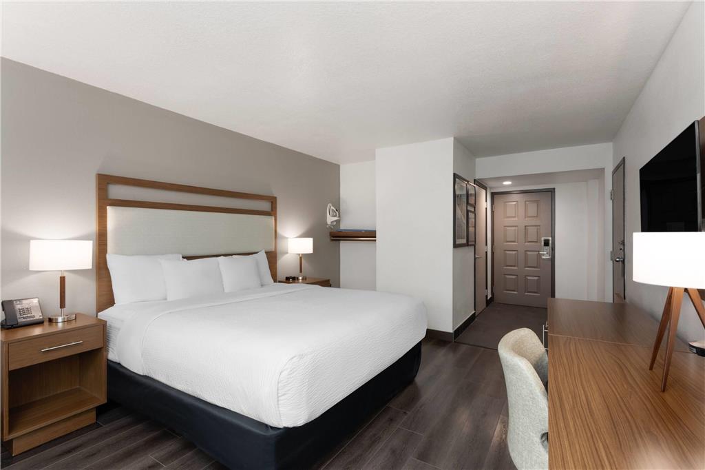 La Quinta Inn & Suites by Wyndham Ft Lauderdale Cypress Cr - photo 26