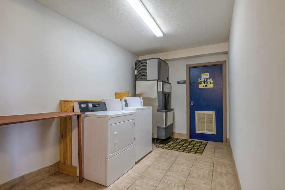Motel 6 Forsyth GA Tift College - photo 22