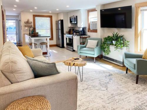 Cozy 3 Bedroom Getaway With Hot Tub 20772815 — Burlington
