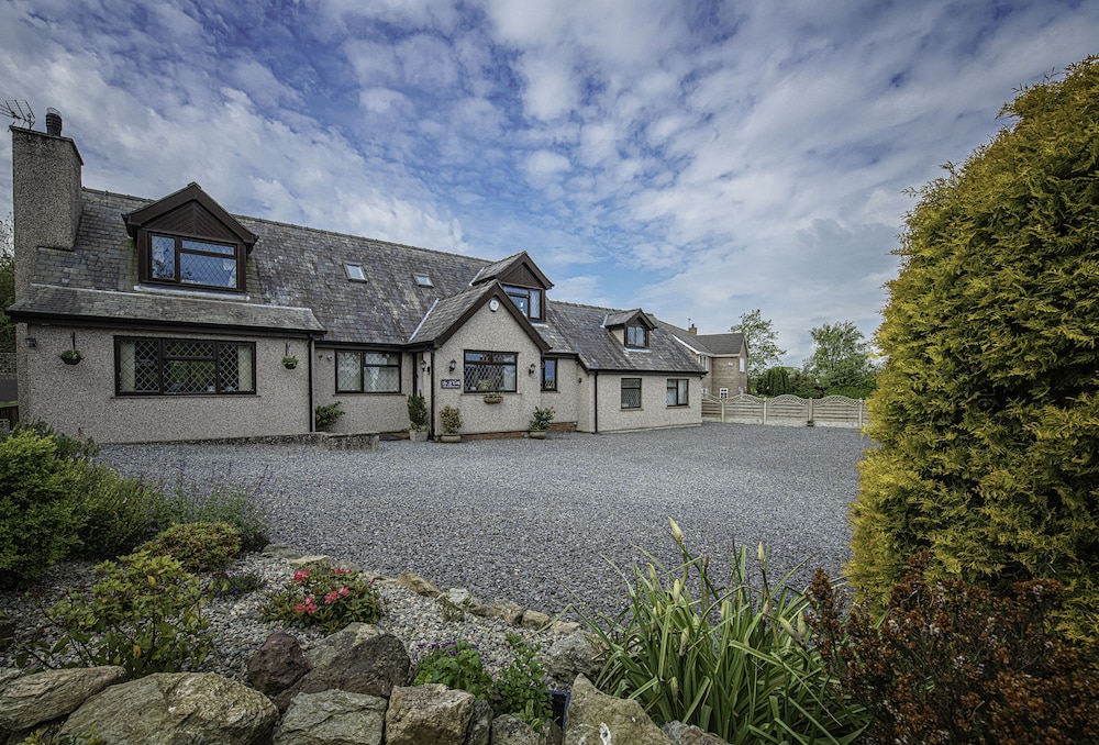 Lon Y Traeth Bed & Breakfast — 4-Star Luxury Hotel in Benllech, United Kingdom