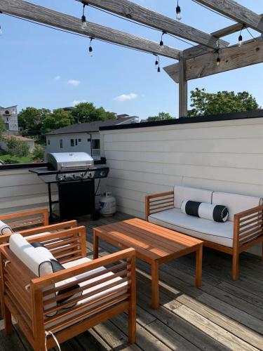 Belmont Music Row 4 Bed Rooftop 10 Minutes To DT 24 Hour Hospitality Team Perfect for Groups 7 Miles to Airport in Nashville, United States