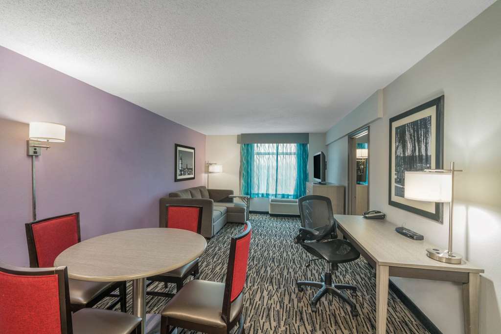 La Quinta Inn & Suites by Wyndham Clarksville - photo 24