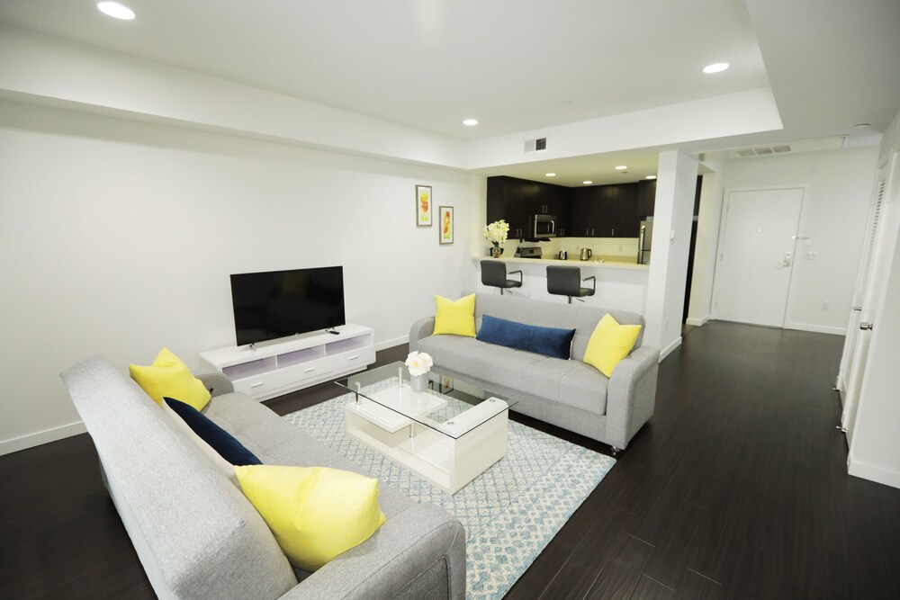 Downtown Cosmopolitan Suites - photo 12