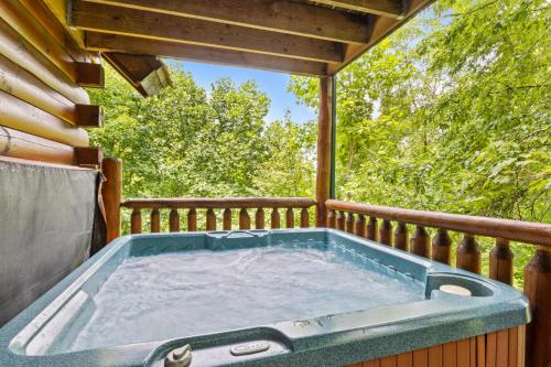 Waterfall Retreat 2 bed 2bath Cabin with Hot Tub Pool Table And The Sounds Of A Natural Waterfall — 4-Star Luxury Hotel in Sevierville, United States