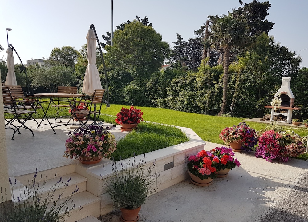 Mise Luxury Apartments — 4-Star Luxury Hotel in Kastel Luksic, Croatia