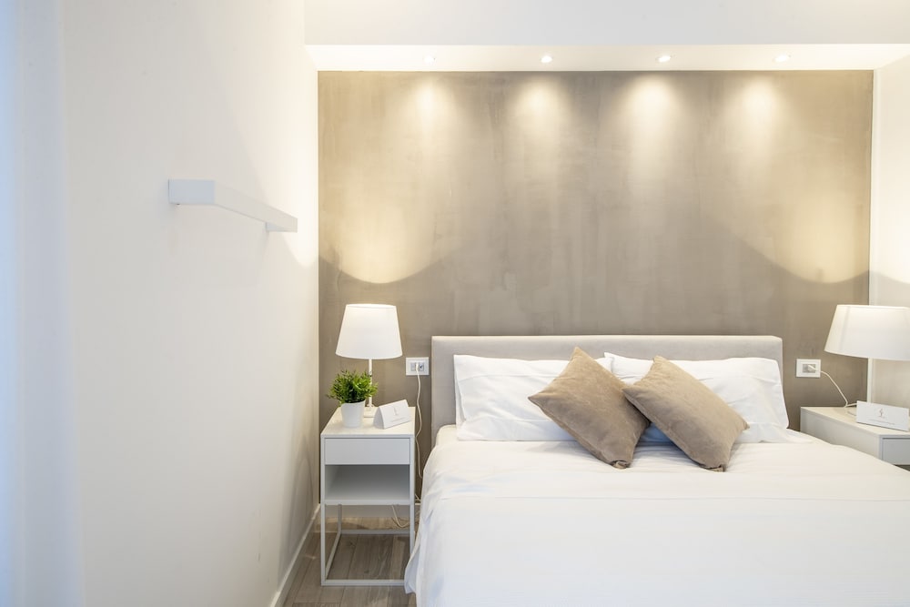 Italia Living Villa — 4-Star Luxury Hotel in Padenghe Sul Garda, Italy