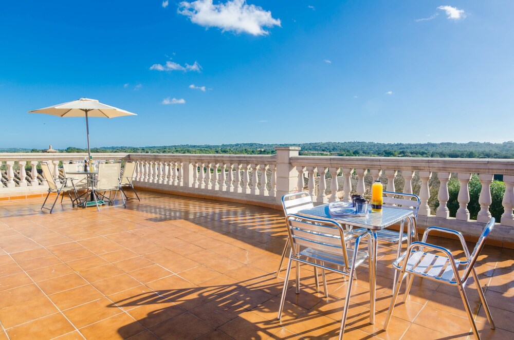 Les Afores - carbon neutral hotel in Llubi