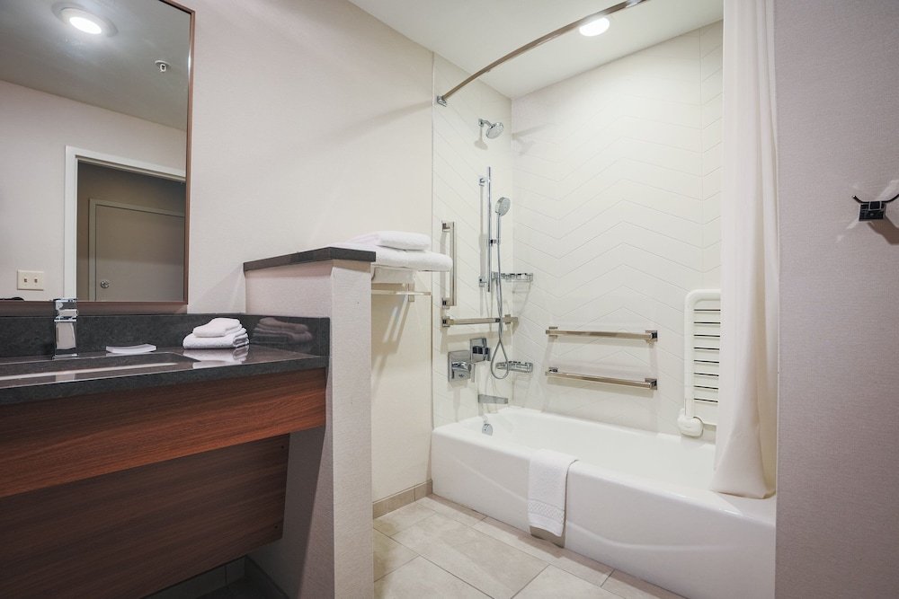 Fairfield Inn & Suites by Marriott Marquette - photo 24