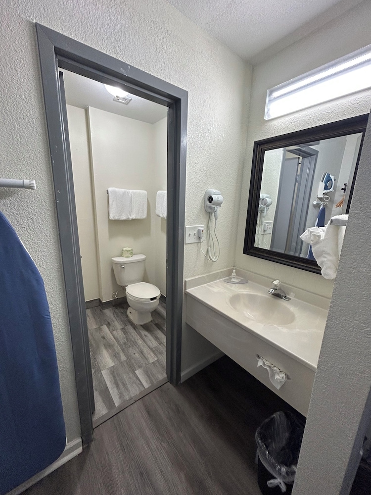 Clarion Pointe Greensboro Coliseum Area - photo 17