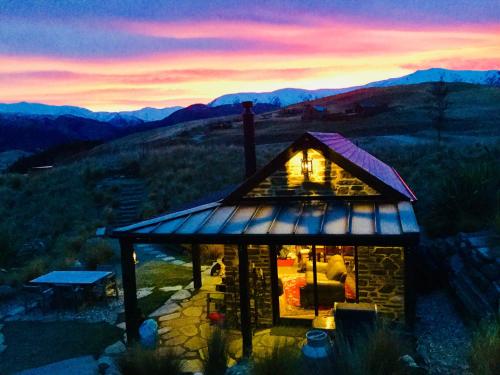 Hawkridge Chalet Honeymooners Chalet — 4-Star Luxury Hotel in Arrowtown, New Zealand