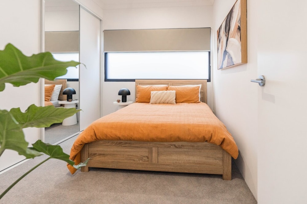 Beautiful 4BR Family Home With Patio and Parking — 4-Star Luxury Hotel in Daglish, Australia