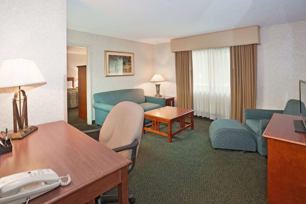 Overland Park Hotel - photo 6