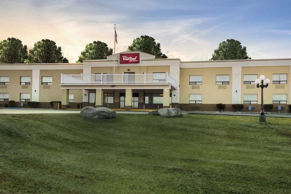 Red Roof Inn & Suites Newburgh Stewart Airport West Point — hotel in New Windsor