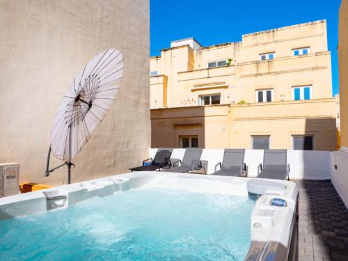 Villa Luciano Rooftop Jacuzzi BBQ Billiards & Steps from Sea — 4-Star Luxury Hotel in Sliema, Malta