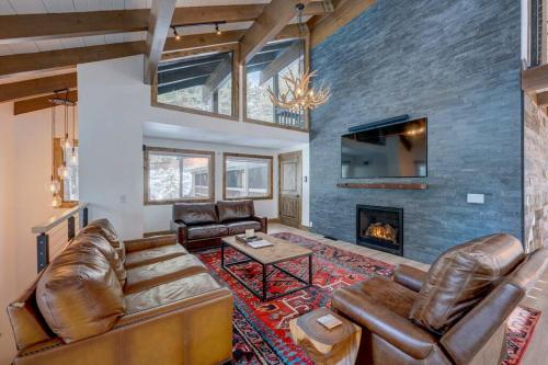 Extra Spacious 2BR Cabin w Office and Outdoor Deck — 4-Star Luxury Hotel in Incline Village, United States