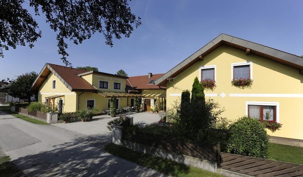 Privatzimmer & Ferienwohnungen Leeb — hotel in Persenbeug