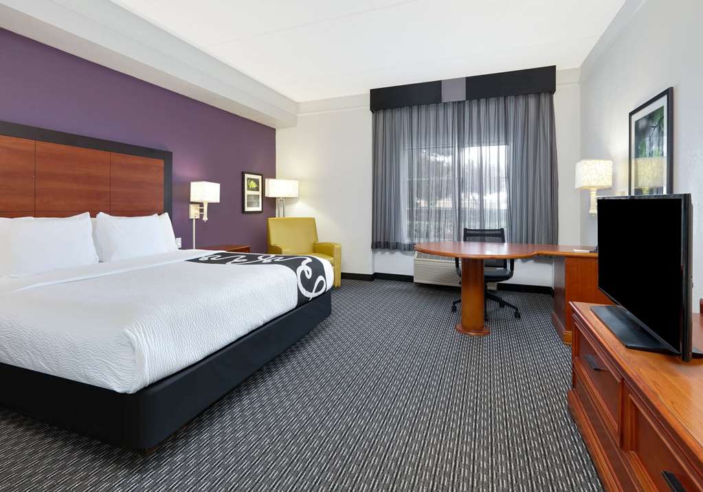 La Quinta Inn & Suites by Wyndham Dallas North Central - photo 12
