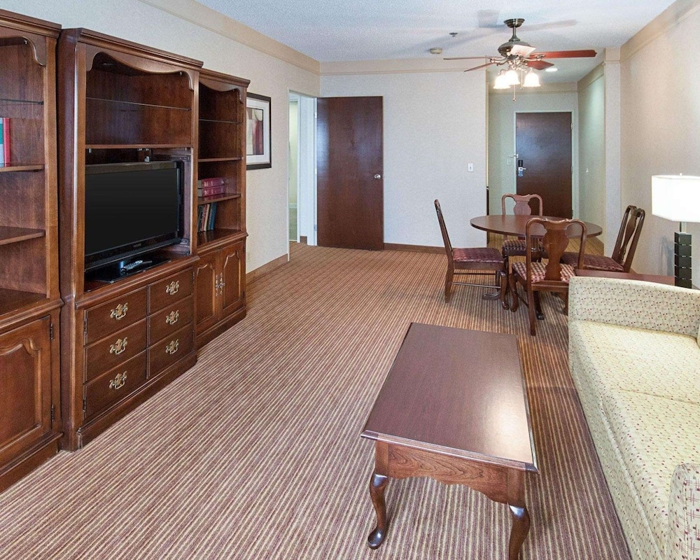 Comfort Suites Parkersburg South - photo 32
