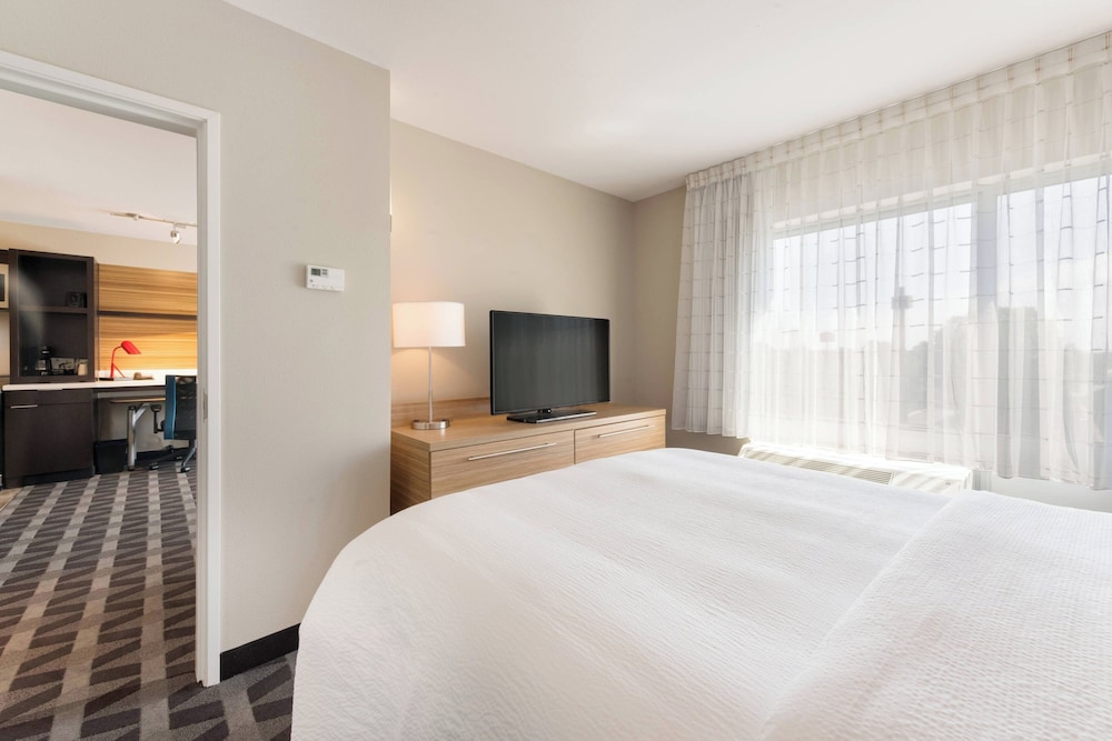 TownePlace Suites by Marriott Greensboro Coliseum Area - photo 8