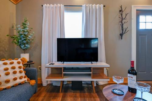 Charming Benson Home Sleeps 5 Hot Tub — Omaha — photo 2